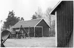 Vägstation P9, Ljung. Förrådsbyggnader. Två luttunnor, sten- och stubbrytare, sidoplog.