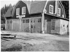 Vägstation P16, Bengtsfors. Äldre huvudbyggnad. Garage i bottenvåningen (eventuellt souterrängvåning). På väggen skylt 