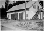 Vägstation P16, Bengtsfors, filial Billingsfors. Garage och förrådsbyggnad. Ovanför portarna skylt 