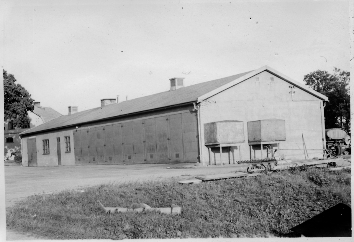 Vägstation R6, Ullervad. Förråds- och garagebyggnad. Vid gaveln vägsladd, luttunna.
