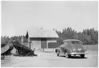 Vägstation S2, Molkom, filial Skattkärr. Liten förrådsbyggnad av tegel. Framför byggnaden 