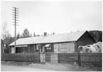 Vägstation S11, Arvika. Äldre vägstation i Långvak, Västra Furtan. Garage- förråds- och kontorsbyggnad. Skylt 