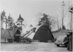 Vägstation T7, Frövi, filial Glanshammar. Sand- och saltlada. Skopelevator (lastningselevator) och grussorteringsverk. Personbil T14419, märk med skylten 