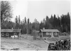 Vägstation T8, Grythyttan, Färjvaktarbostad Torrvarpsund. Två bostadshus, tvätt hänger på tork.