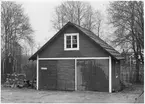 Vägstation T9, Storå, filial Ramsberg. Garage- och förrådsbyggnad. I bakgrunden bostadshus.