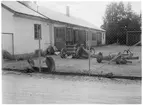 Vägstation W8, Rättvik. Garage- och kontorsbyggnad. På garageplan en stenkross och vägsladd. Cykel parkerad vid stenkrossen, Arbrå. Lågt nätstängsel runt anläggningen. Invid väg.