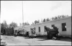 Vägstation Vmo X11, Delsbo. Garage- och verkstadsbyggnad, i bortre delen kontorsdel. Väghållningsmaskiner framför bygganden, bandtransportör, grussorteringsverk