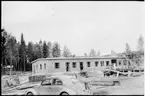 Vägstation Y1, Ånge. Byggande av ny vägstation. Kontors- och förrådsbyggnad. Personbil Volkswagen i förgrunden.