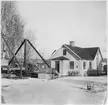 Vägstation Y6, Älandsbro. Bostadshus, eventuellt tjänstebostad för vägmästaren. VoV-skylt på gaveln. Sten- och stubbrytare.