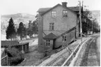 Vägstation Y12, Sollefteå. Bostadshus i tegel, tre våningar. Eventuellt tjänstebostad. Förrådsbyggnader nedanför slänt. Invid väg.