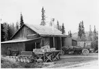 Vägstation Z7, Järpen, filial Kallsedet. Garagebyggnad med förrådsbyggnad vid sidan. Framför garaget väghyvel Munktell C1, 