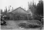 Vägstation Z7, Järpen, filial Kallsedet. Garagebyggnad med förrådsbyggnad vid sidan. Framför garaget väghyvel Munktell C1, 