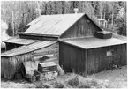 Vägstation Z7, Järpen, filial Kallsedet.  Garagebyggnad med förrådsbyggnad vid sidan. (baksidan). Redskapslådor. Cykel mot vägen.