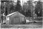 Vägstation Z8, Offerdal. Liten byggnad, eventuellt manskapsbod. Fältässja vid gaveln.