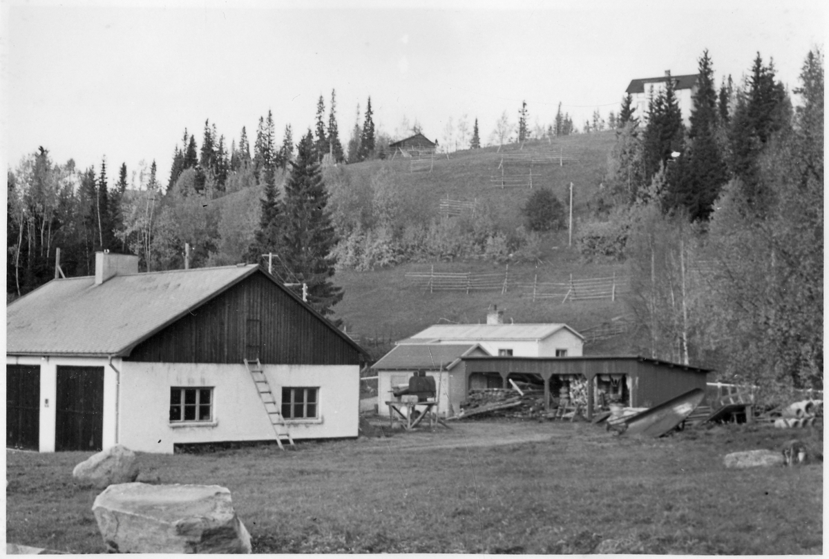 Vägstation Z12, Föllinge, filial Valsjöby. Garage- och kontorsbyggnad till vänster. Förrådsbyggnader i bakgrunden. Sidoplog.