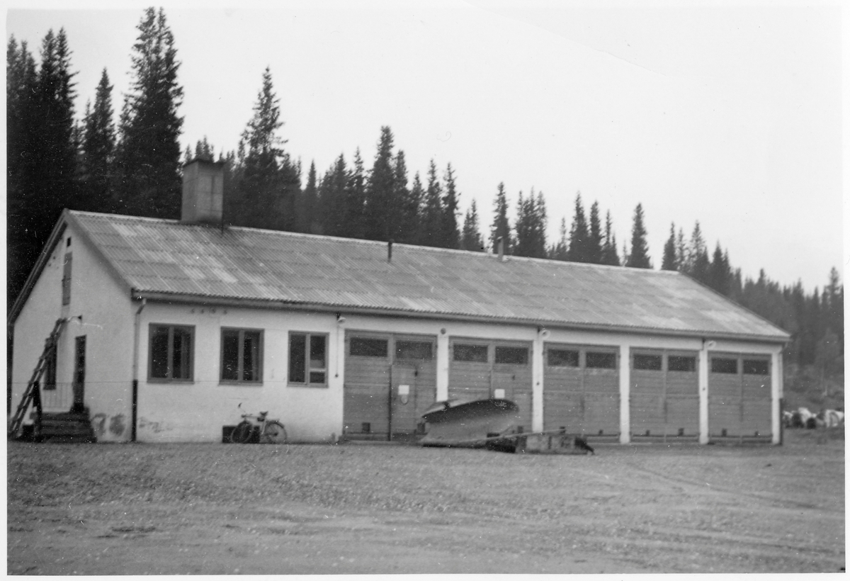 Vägstation Z13, Gäddede. Vägstationens huvudbyggnad med kontor och garage. Spetsplog på garageplan. Cykel mot väggen.