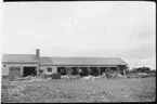Vägstation AC13, Malåträsk. Vägstationens huvudbyggnad,  under uppförande. Från vänster verkstad, kontor, garage. Bostadshus i bakgrunden.