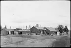 Vägstation AC14, Lycksele. Förrådsbyggnader. Sten- och stubbrytare, redskapslådor, vägmärken lutade mot väggen.