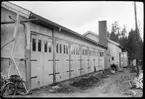 Vägstation AC17, Dorotea. Vägstationens huvudbyggnad under uppförande. Från vänster garage, kontor, verkstad. Cyklar vid gaveln.
