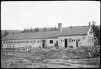 Vägstation AC17, Dorotea. Vägstationens huvudbyggnad under uppförande. Från vänster garage, kontor, verkstad.