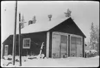 Vägstation AC18, Vilhelmina, filial Kultsjöluspen. Garage- och förrådsbyggnad (vinterbild).