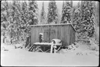 Vägstation AC18, Vilhelmina, filial Kultsjöluspen. Liten förrådsbyggnad med lastbrygga (vinterbild).