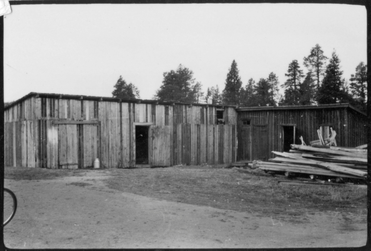 Vägstation AC20, Sorsele, färjeläget vid Stennäset. Förrådsbyggnader i anslutning till färjvaktarbostaden.