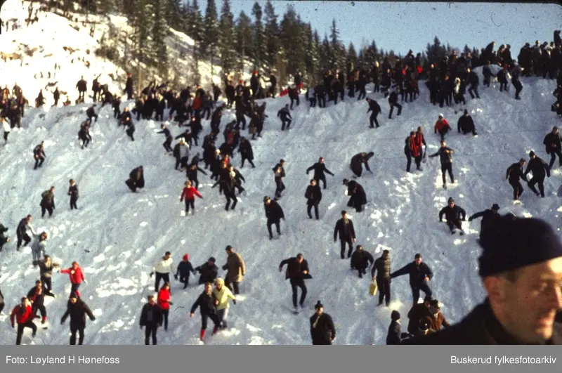 Vikersund. Publikum på hoppstevne i Vikersund skiflyvigsbakke
