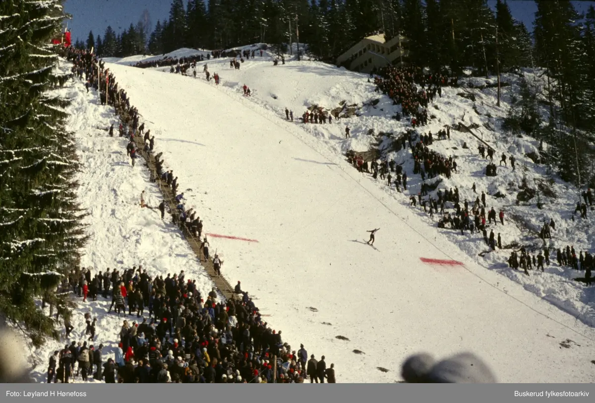 Thoralf Engen hopper i skiflyvingsbakken i Vikersund