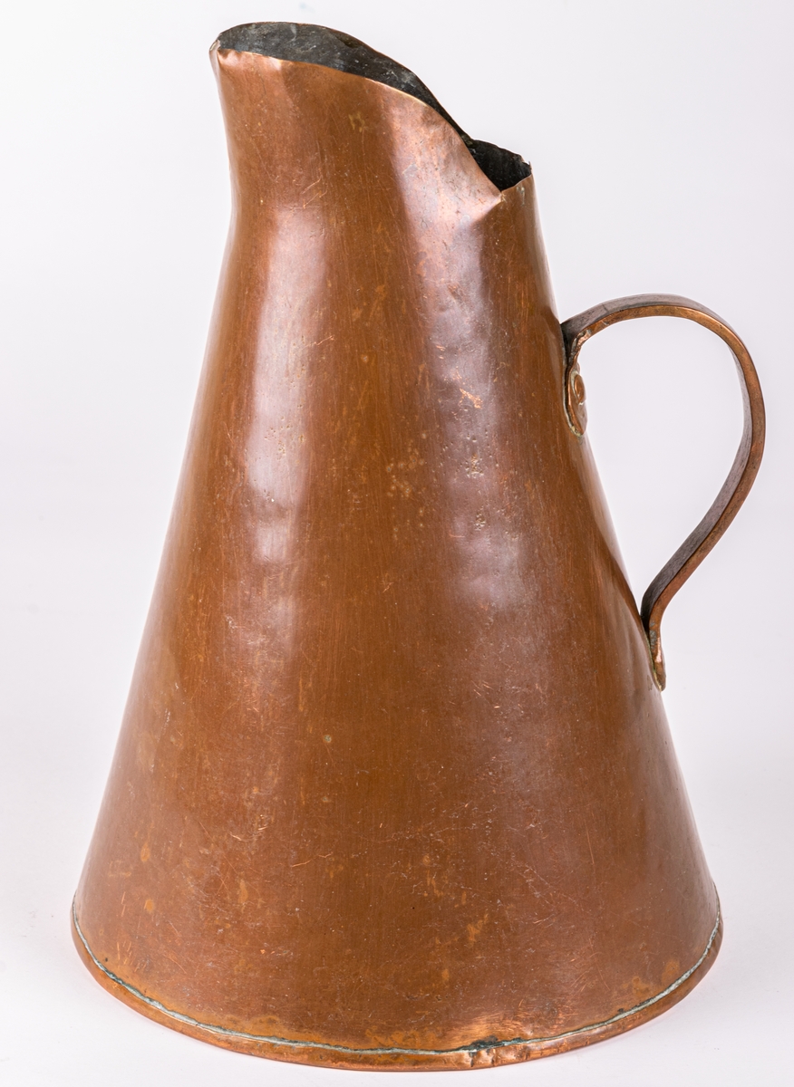 Brännvinsmått, av koppar, konisk form, ett handtag. Krönt 1802, "GK".