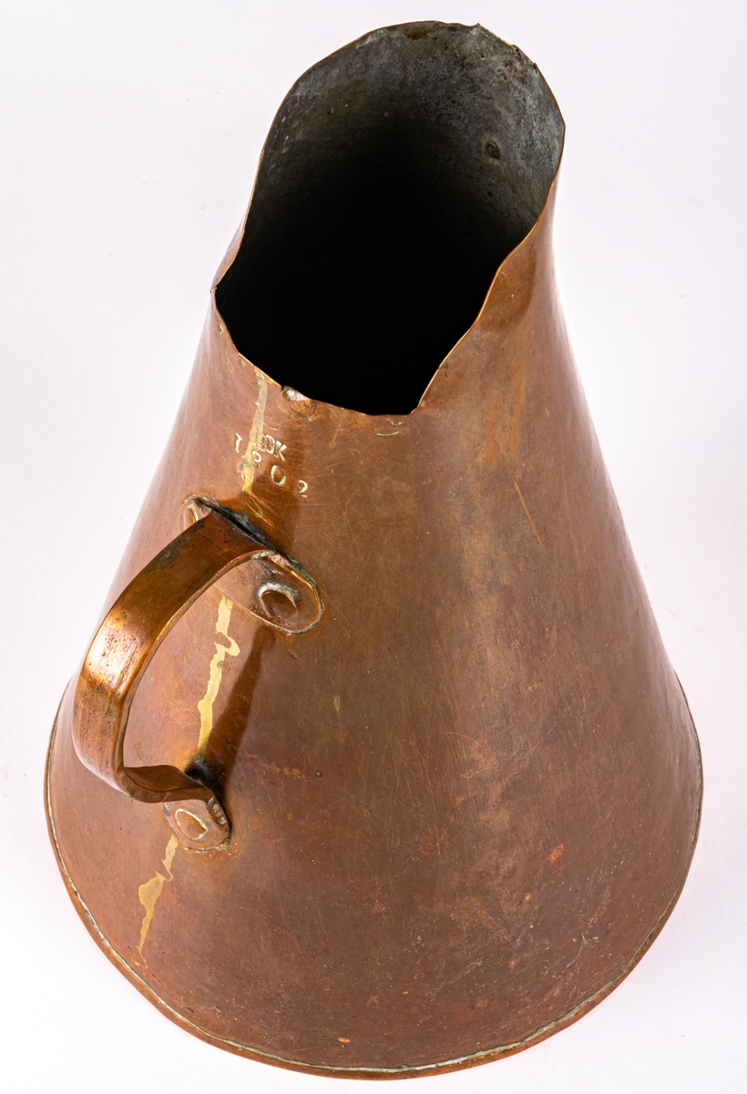 Brännvinsmått, av koppar, konisk form, ett handtag. Krönt 1802, "GK".