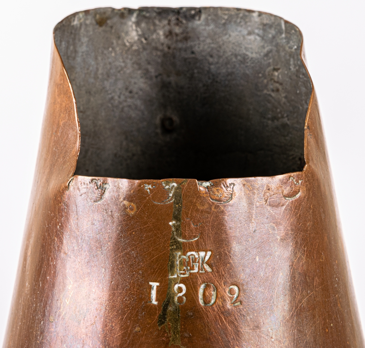 Brännvinsmått, av koppar, konisk form, ett handtag. Krönt 1802, "GK".