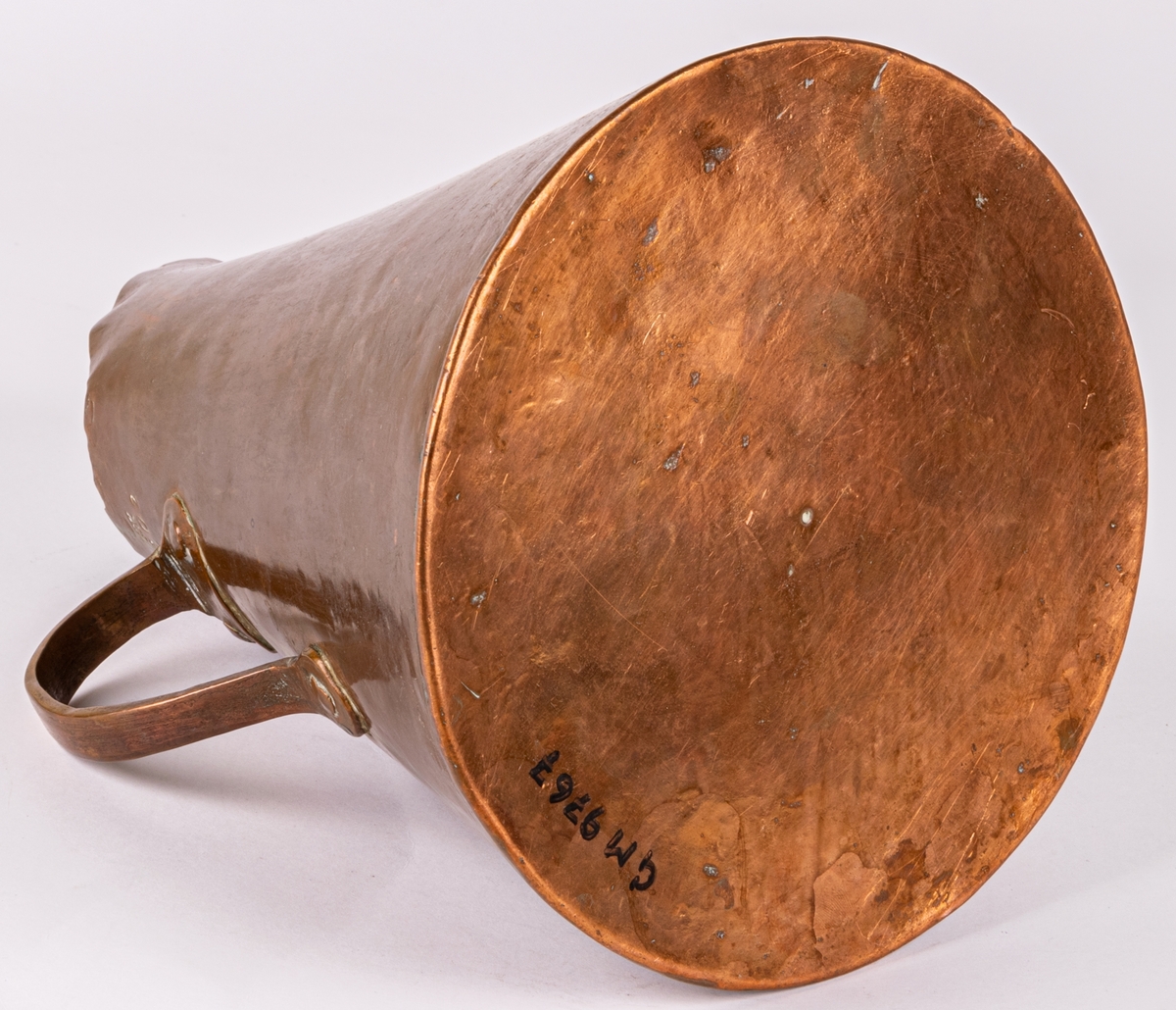Brännvinsmått, av koppar, konisk form, ett handtag. Krönt 1802, "GK".