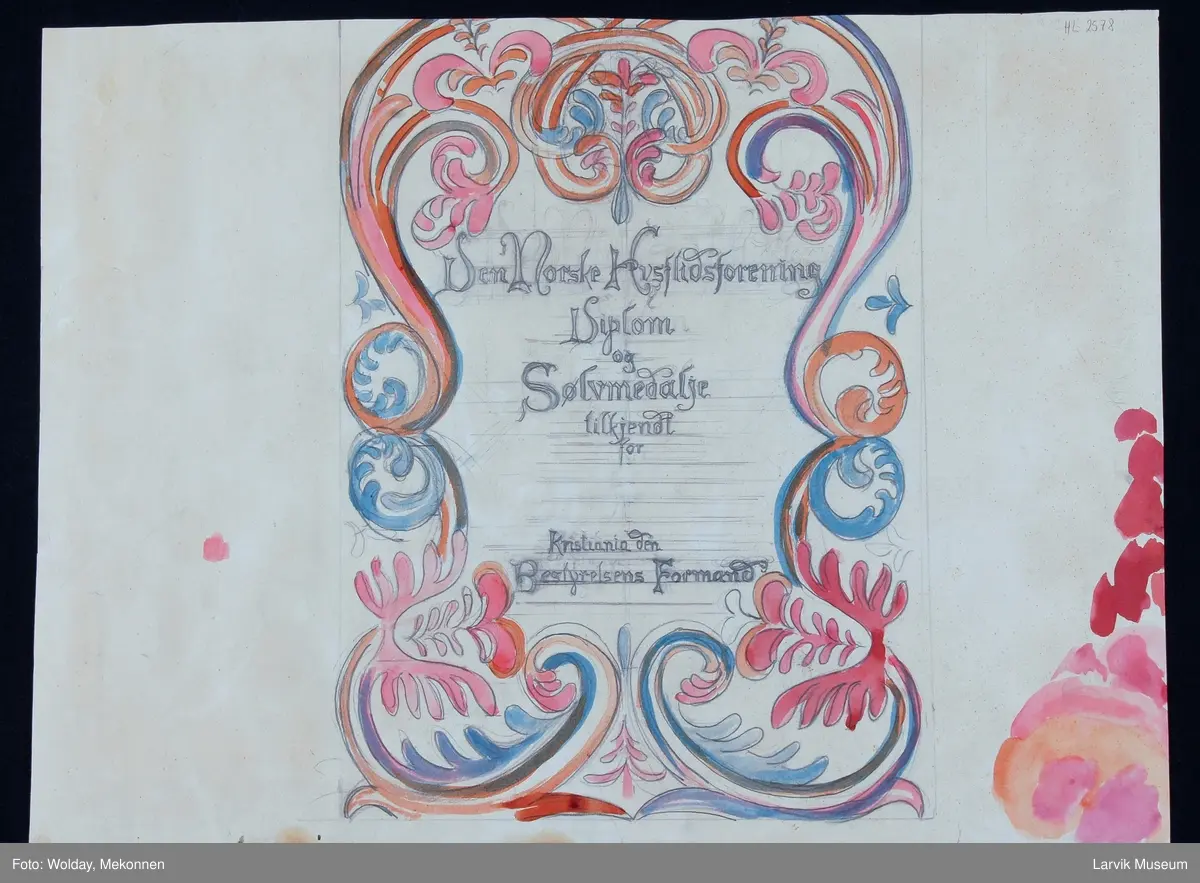 "Sofus Bugge på likstrå."
Bakside: Skisse med rammemotiv av rosemaling/acantus. 
Tekstet med Den Norske Husflidsforening Diplom og Sølvmedalje tilkjent for
Kristiania den
Bestyrelsens Formann