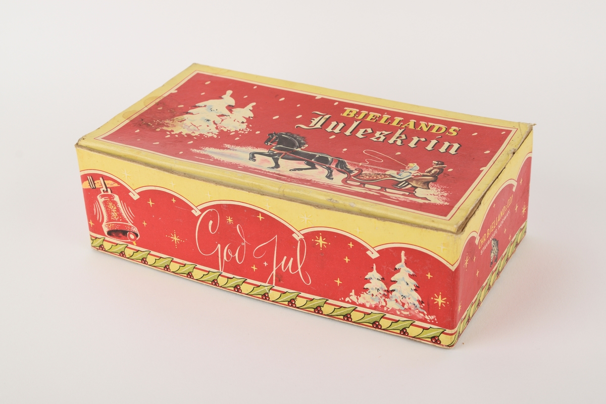 Hestetrukken slede med kusk og passasjer i vinterlandskap.