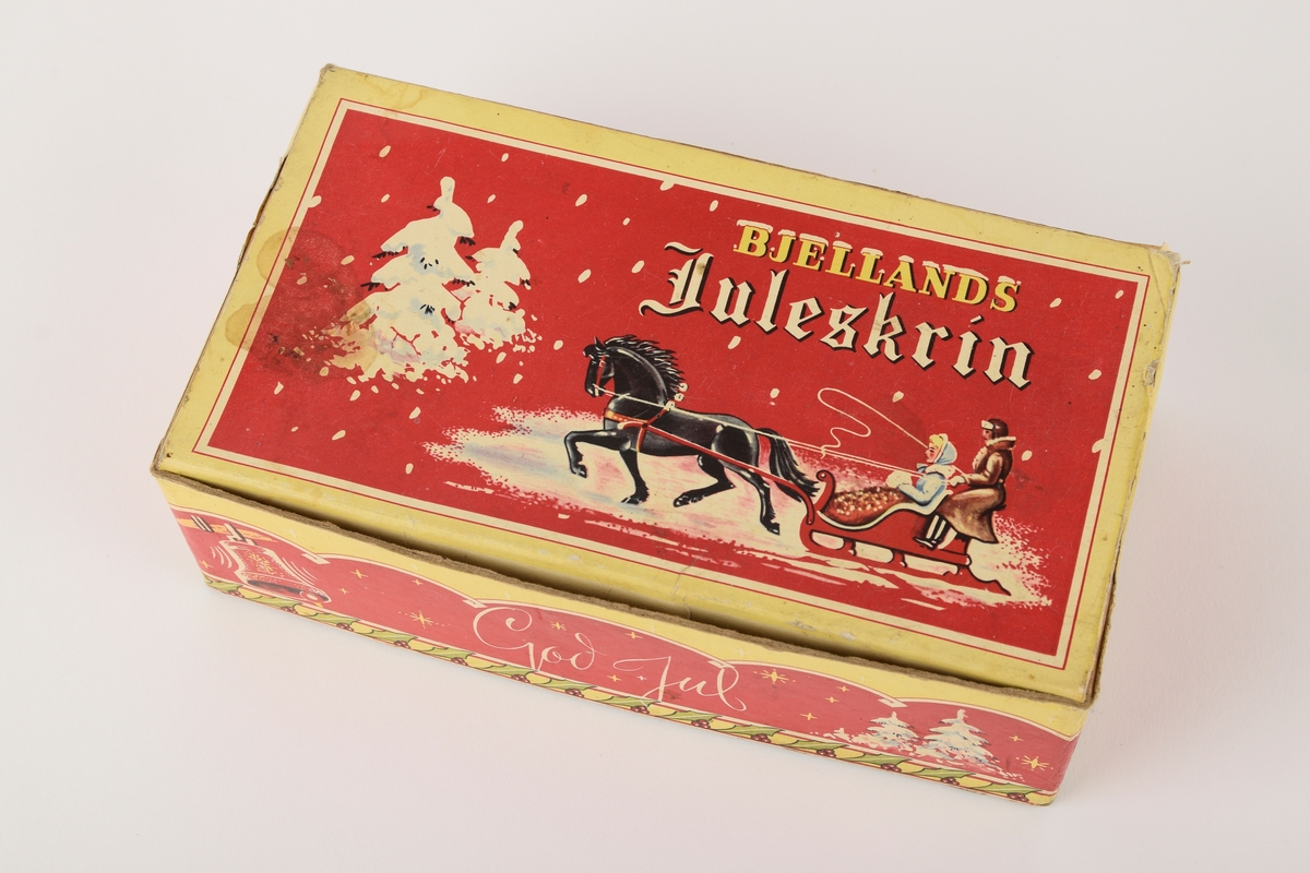 Hestetrukken slede med kusk og passasjer i vinterlandskap.