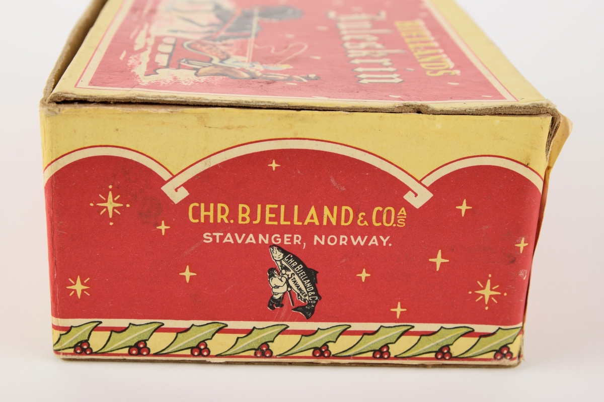 Hestetrukken slede med kusk og passasjer i vinterlandskap.