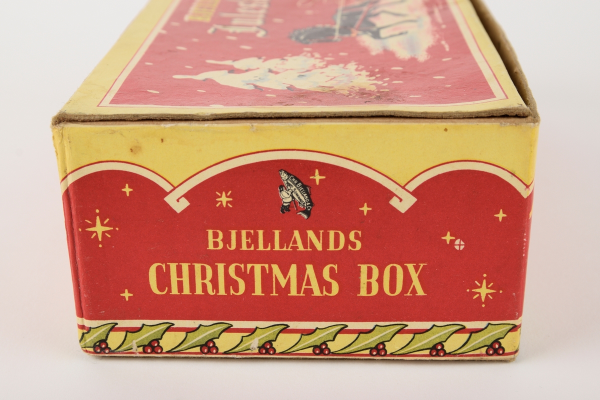 Hestetrukken slede med kusk og passasjer i vinterlandskap.