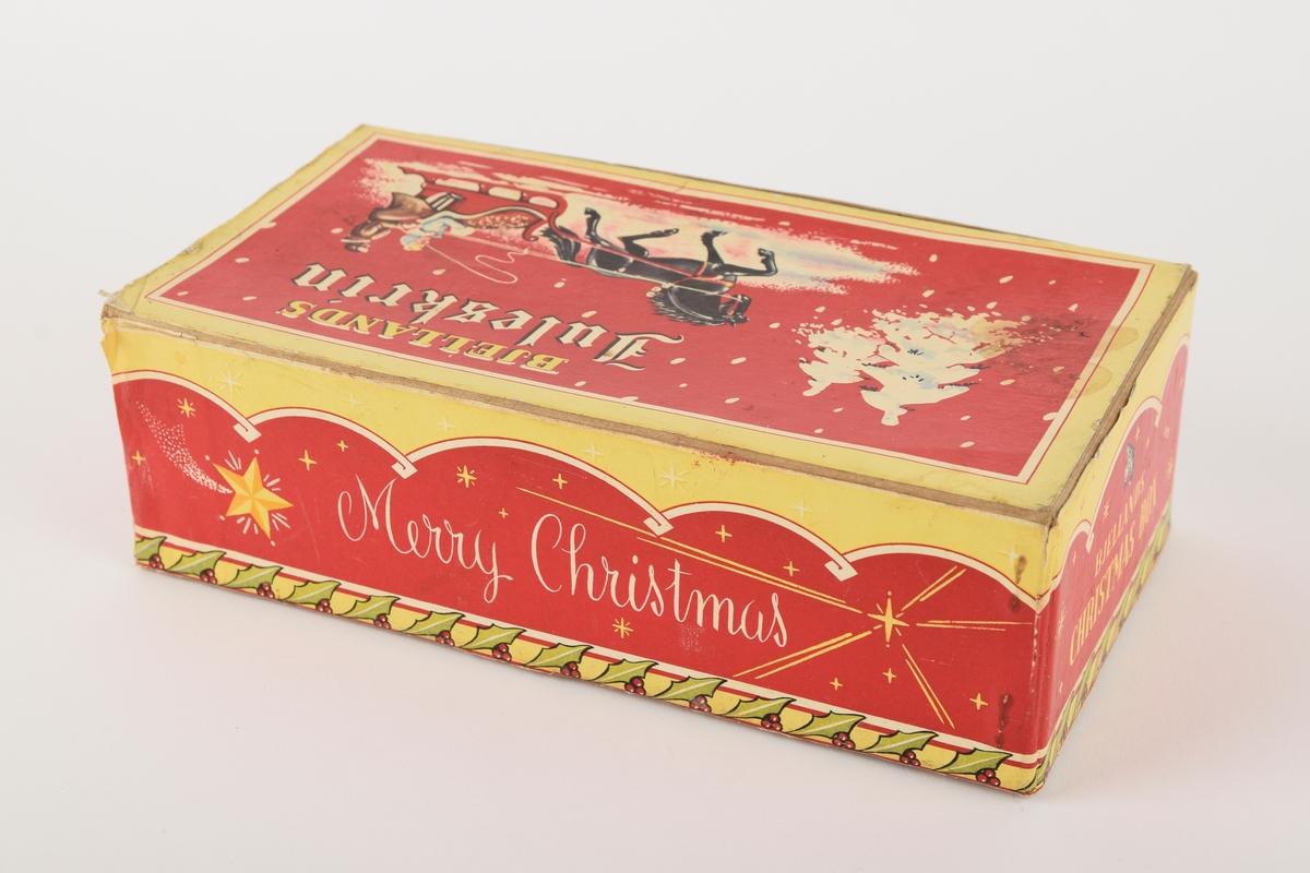 Hestetrukken slede med kusk og passasjer i vinterlandskap.