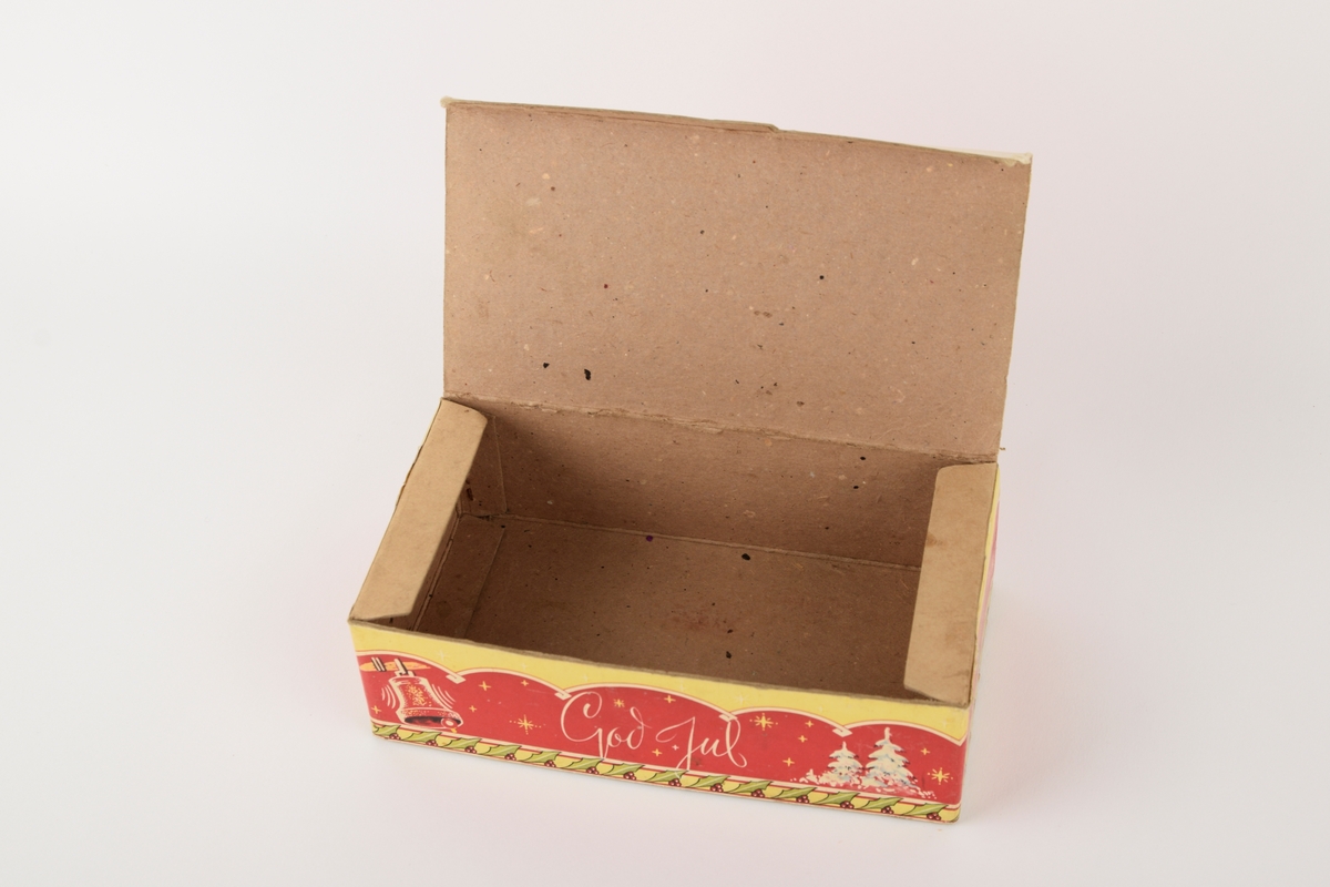 Hestetrukken slede med kusk og passasjer i vinterlandskap.