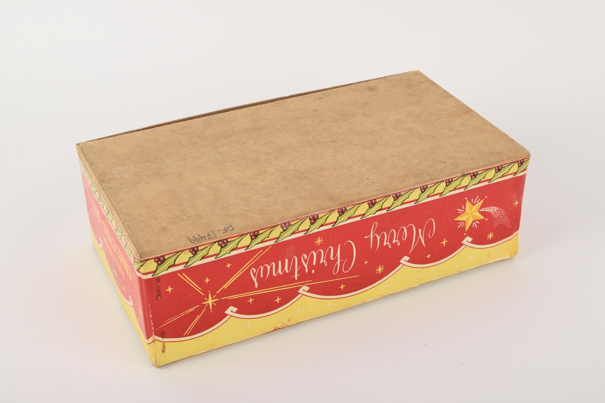 Hestetrukken slede med kusk og passasjer i vinterlandskap.