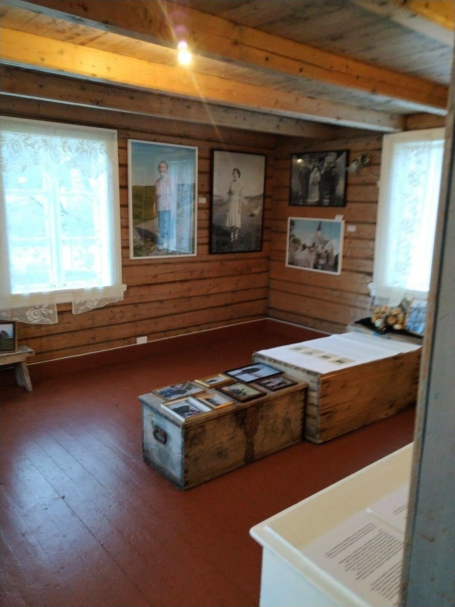 Huset har panel stående panel, malt rødt med hvit dekor på og rundt vinduer. Skifertak.