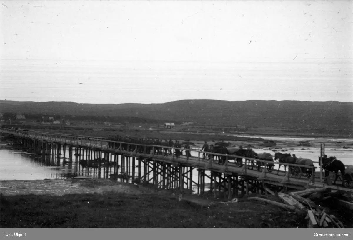 Bro i Petsamo: "Die Prinz Eugen Brücke". Ble laget på 10 dager av mannskaper under ledelse av General Schörner. Broen som sto der før (med 8t akseltrykk) ble tatt av et leirras forårsaket av flyangrep 28.09.1941. 