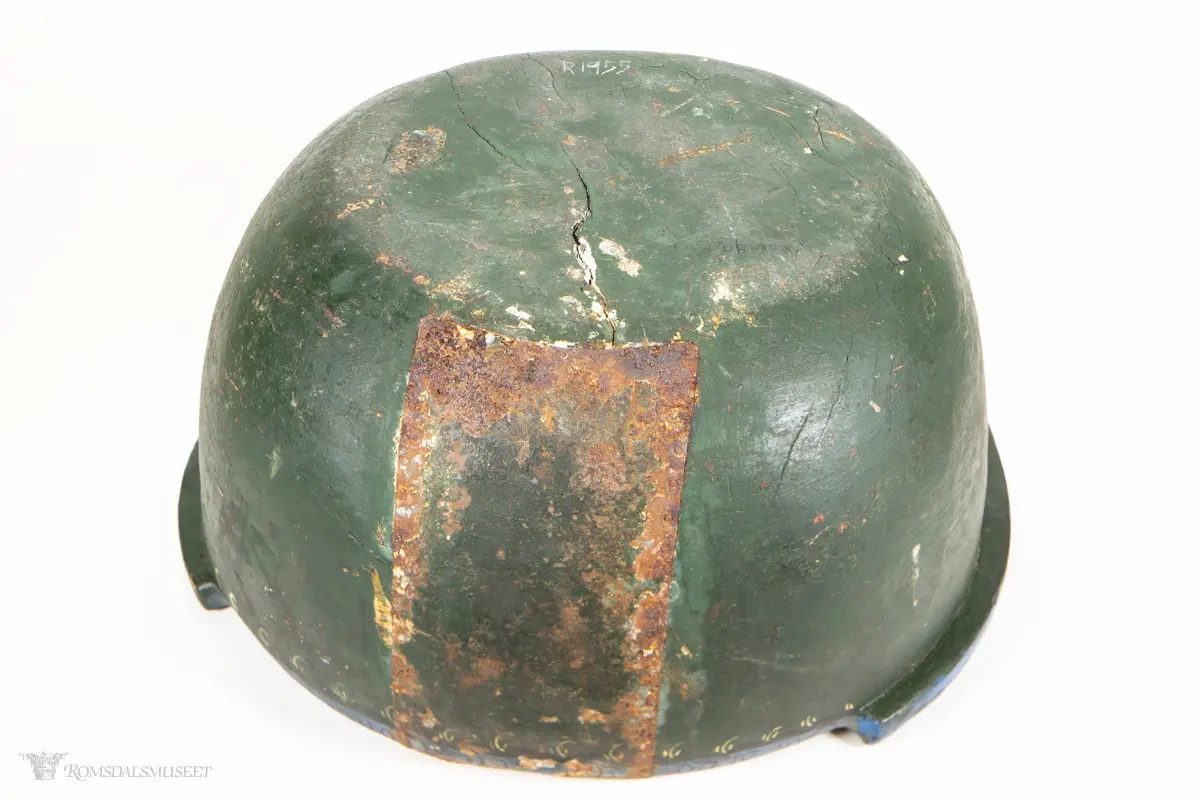 To store liljer med blader og stengler som står symetrisk på hverandre, med langstrakte S- formede ranker som skyter ut på hver side. Flere enkle lilje- og blad motiv med stiliserte stengler, hele veiene langs kantene innvendig. Enkle spette- og rankemotiv langs randen og på grepene.