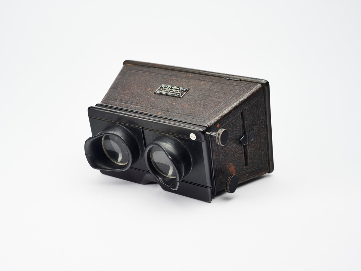 The Myrioscope er en stereobetrakter produsert av Sanger Shepherd & Co Ltd. Denne typen betrakter er kjent som en Brewster-type, oppkalt etter den engelske forskeren Sir David Brewster. 
Brewster ble ofte tatt for å være oppfinneren av stereobetrakteren, men selve idéen kreditererte han Mr. Elliot, en "Teacher of Mathematics" fra Edinburgh, som i følge Brewster hadde idéen om en stereobetrakter helt fra tidlig 1820-tallet. Betrakteren var konstruert for å se på tegninger først i 1839, samme året fotografiet ble oppfunnet. 
Året før konstruerte den engelske fysikeren Charles Wheatstone (1802-75) mest sannsynlig det første hjelpemiddelet for å se to nesten like tegninger tredimensjonalt. Wheatstones betrakter hadde et helt annet design enn Mr. Elliot og Brewster, som begge hadde en slags kassekonstruksjon, mens Wheatstones stereoskop hadde et mer åpent system. 
Etter fotografiets inntog og tsjekkeren Ludwig Moser (1822-1916) produksjon av stereofotografier, kom Brewster på banen og laget en forbedret stereobetrakter med prismelinser. Denne typen stereobetrakter ble produsert av flere og kjennes, som allerede nevnt, som en Brewster-type.