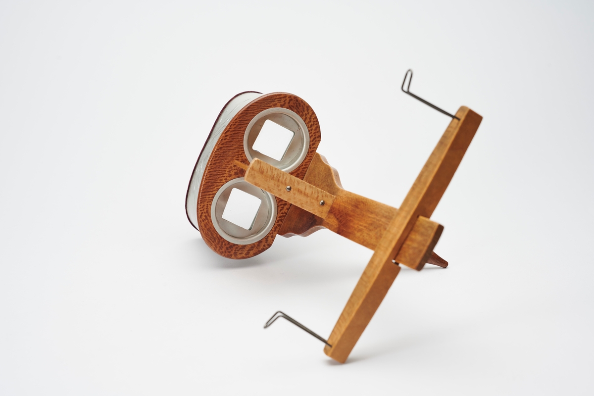 En håndholdt stereobetrakter, produsert av Underwood & Underwood. Denne typen betrakter ble designet av Dr. Oliver Wendell Holmes i 1868 etter at han hadde sett et behov for et lettere og rimeligere alternativ enn Brewster-type stereoskopet. Holmes-type ble solgt i butikken til fotograf Joseph L. Bates, som senere arbeidet med Holmes for å forbedre designet. Holmes patenterte ikke sitt design, men stereobetraktere som dette er kjent som Holmes-Bates eller Holmes-Bates Scope. 
Stereokameraene ga en svært populær form for bilder på slutten av 1800-tallet. Stereofotografi var med på å forme fotoindustrien. Folk ønsket å se mer av verden, og stereofotografiet gjorde det mulig å forestille seg at man var til stede i motivet, grunnet en optisk effekt som utnytter dybdesynet vårt. 
Et stereokamera har to objektiver med en avstand på litt over seks centimeter, omtrent samme avstand vi har mellom pupillene. En eksponering gir dermed to bilder av samme motiv. Når dette paret med fotografier blir montert, f.eks. på en papplate, og sett på gjennom en stereobetrakter, fremstår motivet som tredimensjonalt.