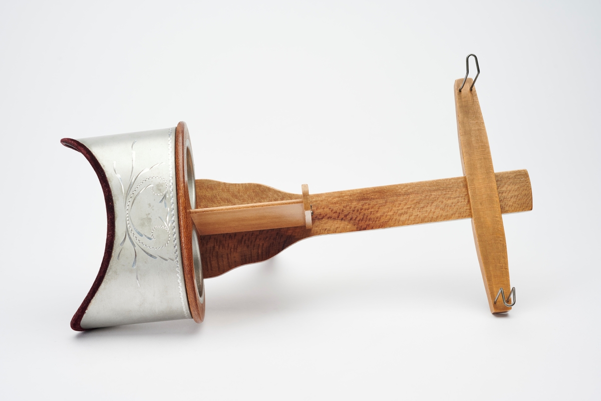 En håndholdt stereobetrakter, produsert av Underwood & Underwood. Denne typen betrakter ble designet av Dr. Oliver Wendell Holmes i 1868 etter at han hadde sett et behov for et lettere og rimeligere alternativ enn Brewster-type stereoskopet. Holmes-type ble solgt i butikken til fotograf Joseph L. Bates, som senere arbeidet med Holmes for å forbedre designet. Holmes patenterte ikke sitt design, men stereobetraktere som dette er kjent som Holmes-Bates eller Holmes-Bates Scope. 
Stereokameraene ga en svært populær form for bilder på slutten av 1800-tallet. Stereofotografi var med på å forme fotoindustrien. Folk ønsket å se mer av verden, og stereofotografiet gjorde det mulig å forestille seg at man var til stede i motivet, grunnet en optisk effekt som utnytter dybdesynet vårt. 
Et stereokamera har to objektiver med en avstand på litt over seks centimeter, omtrent samme avstand vi har mellom pupillene. En eksponering gir dermed to bilder av samme motiv. Når dette paret med fotografier blir montert, f.eks. på en papplate, og sett på gjennom en stereobetrakter, fremstår motivet som tredimensjonalt.