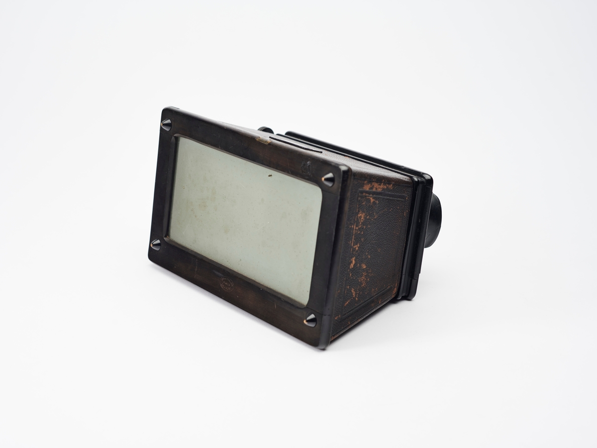 The Myrioscope er en stereobetrakter produsert av Sanger Shepherd & Co Ltd. Denne typen betrakter er kjent som en Brewster-type, oppkalt etter den engelske forskeren Sir David Brewster. 
Brewster ble ofte tatt for å være oppfinneren av stereobetrakteren, men selve idéen kreditererte han Mr. Elliot, en "Teacher of Mathematics" fra Edinburgh, som i følge Brewster hadde idéen om en stereobetrakter helt fra tidlig 1820-tallet. Betrakteren var konstruert for å se på tegninger først i 1839, samme året fotografiet ble oppfunnet. 
Året før konstruerte den engelske fysikeren Charles Wheatstone (1802-75) mest sannsynlig det første hjelpemiddelet for å se to nesten like tegninger tredimensjonalt. Wheatstones betrakter hadde et helt annet design enn Mr. Elliot og Brewster, som begge hadde en slags kassekonstruksjon, mens Wheatstones stereoskop hadde et mer åpent system. 
Etter fotografiets inntog og tsjekkeren Ludwig Moser (1822-1916) produksjon av stereofotografier, kom Brewster på banen og laget en forbedret stereobetrakter med prismelinser. Denne typen stereobetrakter ble produsert av flere og kjennes, som allerede nevnt, som en Brewster-type.