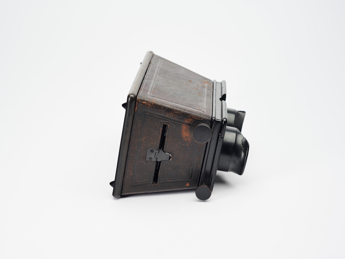 The Myrioscope er en stereobetrakter produsert av Sanger Shepherd & Co Ltd. Denne typen betrakter er kjent som en Brewster-type, oppkalt etter den engelske forskeren Sir David Brewster. 
Brewster ble ofte tatt for å være oppfinneren av stereobetrakteren, men selve idéen kreditererte han Mr. Elliot, en "Teacher of Mathematics" fra Edinburgh, som i følge Brewster hadde idéen om en stereobetrakter helt fra tidlig 1820-tallet. Betrakteren var konstruert for å se på tegninger først i 1839, samme året fotografiet ble oppfunnet. 
Året før konstruerte den engelske fysikeren Charles Wheatstone (1802-75) mest sannsynlig det første hjelpemiddelet for å se to nesten like tegninger tredimensjonalt. Wheatstones betrakter hadde et helt annet design enn Mr. Elliot og Brewster, som begge hadde en slags kassekonstruksjon, mens Wheatstones stereoskop hadde et mer åpent system. 
Etter fotografiets inntog og tsjekkeren Ludwig Moser (1822-1916) produksjon av stereofotografier, kom Brewster på banen og laget en forbedret stereobetrakter med prismelinser. Denne typen stereobetrakter ble produsert av flere og kjennes, som allerede nevnt, som en Brewster-type.