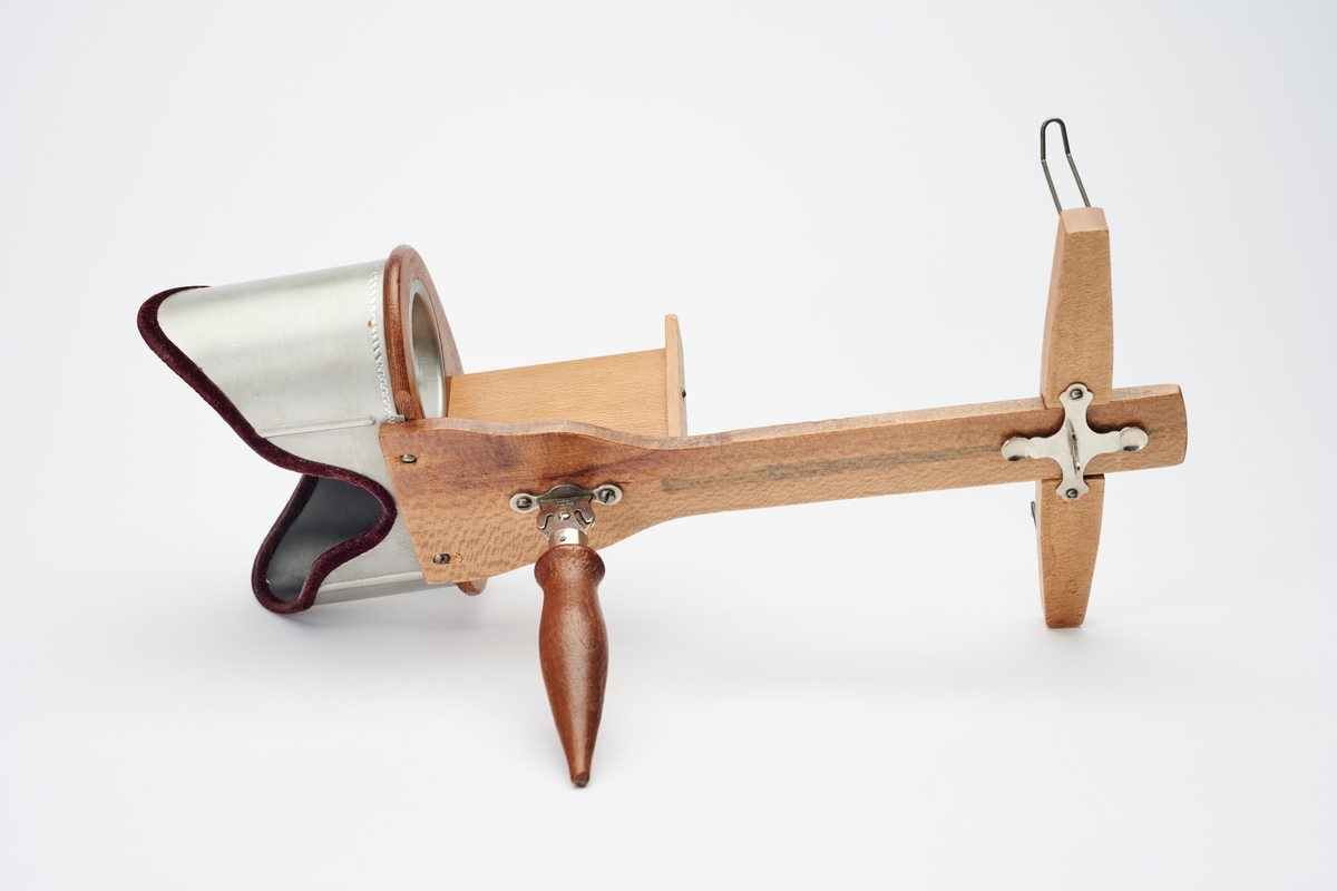 En håndholdt stereobetrakter, produsert av Underwood & Underwood. Denne typen betrakter ble designet av Dr. Oliver Wendell Holmes i 1868 etter at han hadde sett et behov for et lettere og rimeligere alternativ enn Brewster-type stereoskopet. Holmes-type ble solgt i butikken til fotograf Joseph L. Bates, som senere arbeidet med Holmes for å forbedre designet. Holmes patenterte ikke sitt design, men stereobetraktere som dette er kjent som Holmes-Bates eller Holmes-Bates Scope. 
Stereokameraene ga en svært populær form for bilder på slutten av 1800-tallet. Stereofotografi var med på å forme fotoindustrien. Folk ønsket å se mer av verden, og stereofotografiet gjorde det mulig å forestille seg at man var til stede i motivet, grunnet en optisk effekt som utnytter dybdesynet vårt. 
Et stereokamera har to objektiver med en avstand på litt over seks centimeter, omtrent samme avstand vi har mellom pupillene. En eksponering gir dermed to bilder av samme motiv. Når dette paret med fotografier blir montert, f.eks. på en papplate, og sett på gjennom en stereobetrakter, fremstår motivet som tredimensjonalt.